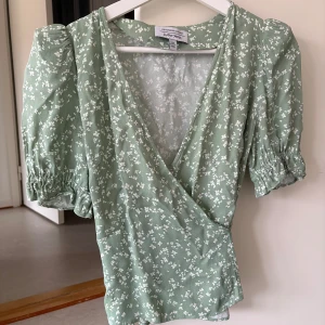 Omlottblus från & Other Stories - Omlottblus från & Other Stories, endast använd en gång!