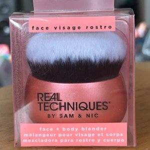 Real Techniques Face & Body blender! - Real Techniques Face & Body blender. Oanvänd i plomberad kartong.