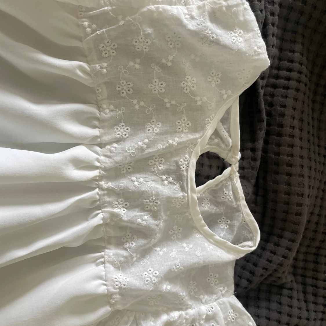 Vit blus med broderade volangärmar - 3