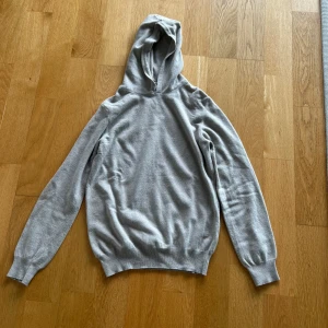 Oscar Jacobsson  - Cashmere hoodie i bra skick från Oscar Jacobsson 