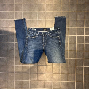 Jack and Jones jeans  - Säljer dessa svin snygga Jack and Jones jeansen i storlek W32 L34 i modellen slimfit/glenn, !obs defekt litet hål som du kan se på bild 4 men enkelt att sy men behövs inte sy!