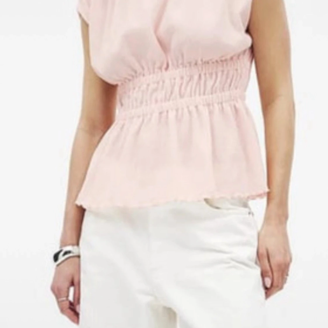 Ljusrosa blus med resår i midjan