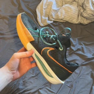 Nike gt cut 3 - Säljer ett par gt cut 3or Riktigt bra skor men lite för stora för mig så måste sälja.