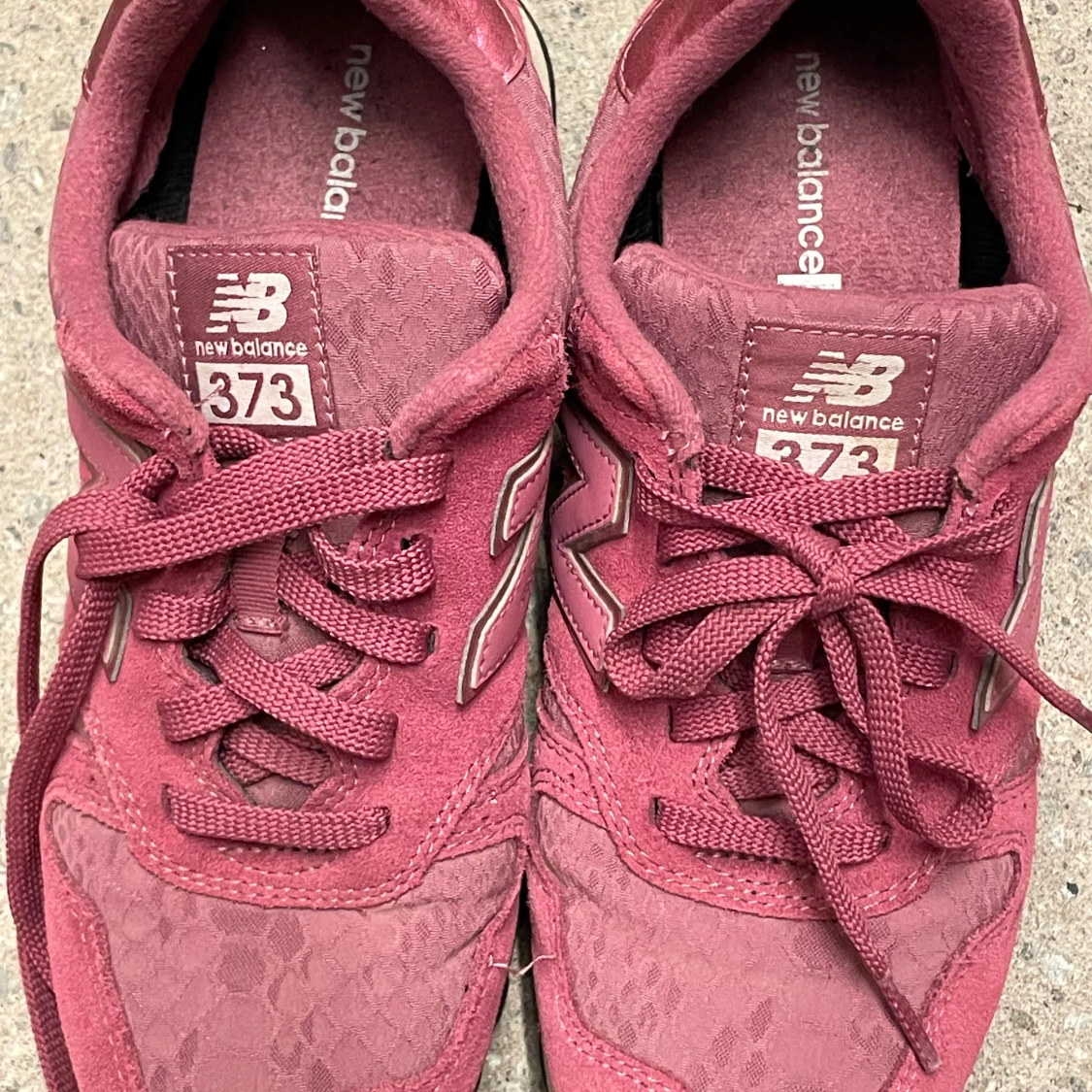 Vinröda New Balance 373 sneakers