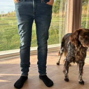 Levi's 512 mörkblå jeans - Säljer ett par Levi's 512 jeans i mörkblå tvätt. Modellen är slim. 