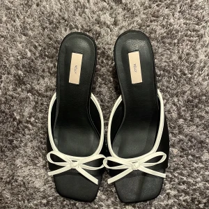 Svarta klackar  - Svarta klackar med vit rosett i storlek 39 från Nelly, köpta för 549, aldrig andvända. Snygga men var lite för höga för min del!👠💕🫶🏽