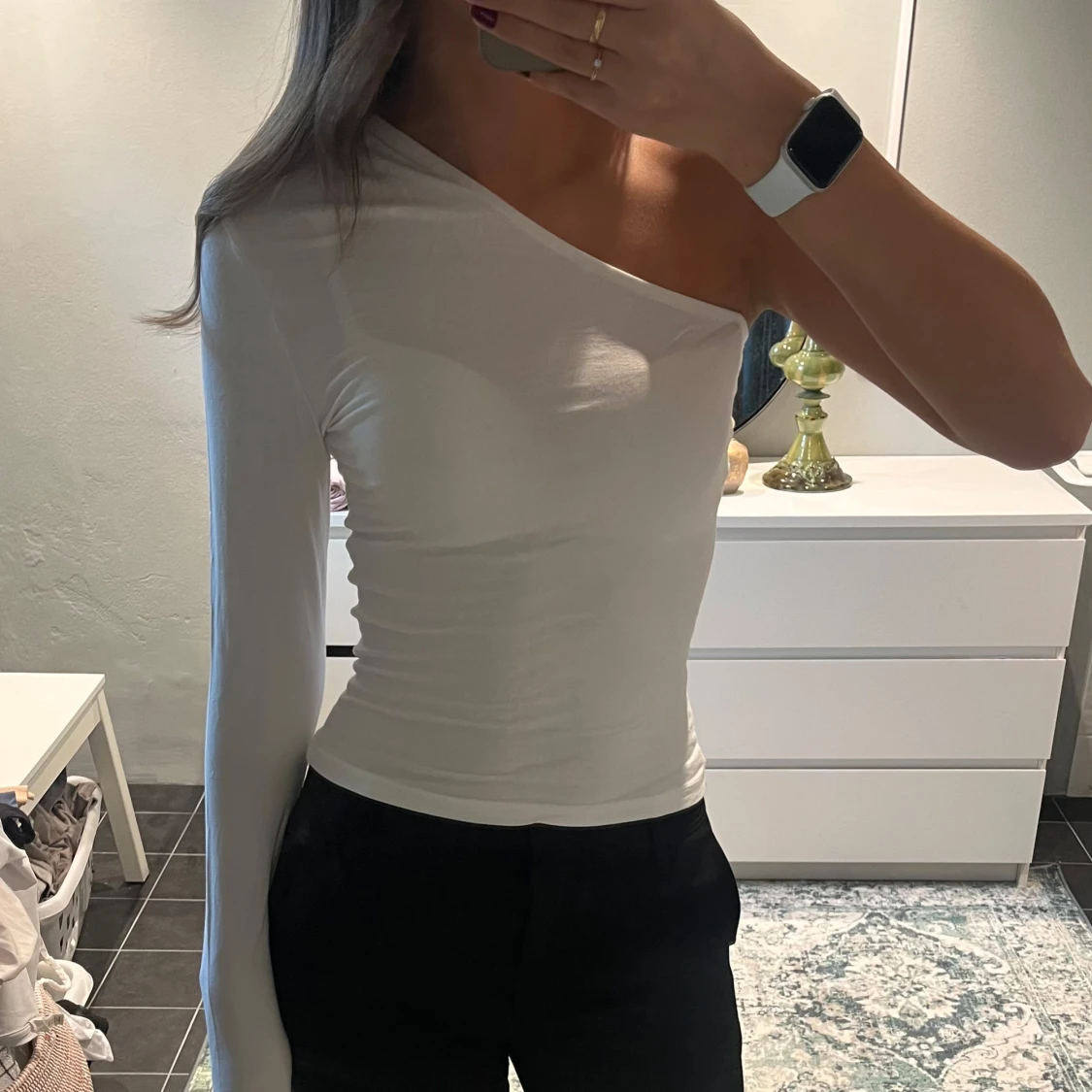 Vit oneshoulder topp med lång ärm