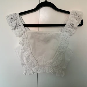 Vit crop top - Vit crop top från Chiquelle i strl XS. Aldrig använd