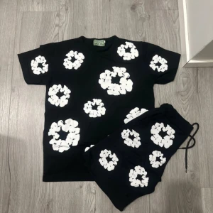 Denim tears short set  - Säljer denna denim tears short set då den inte passar mig den är i storlek S och är som ny, använd 2 gånger den är i perfekt skit visar inga täcken på användning 