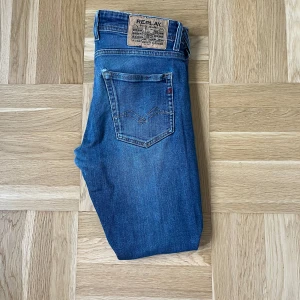 Replay jeans  - Modell-Grover                                                              Skick-3/10 många slitningar samt hål i jeansen      Storlek- W30 L32 Skriv för mått                              Pris-99kr kan gå ner vid snabb affär 