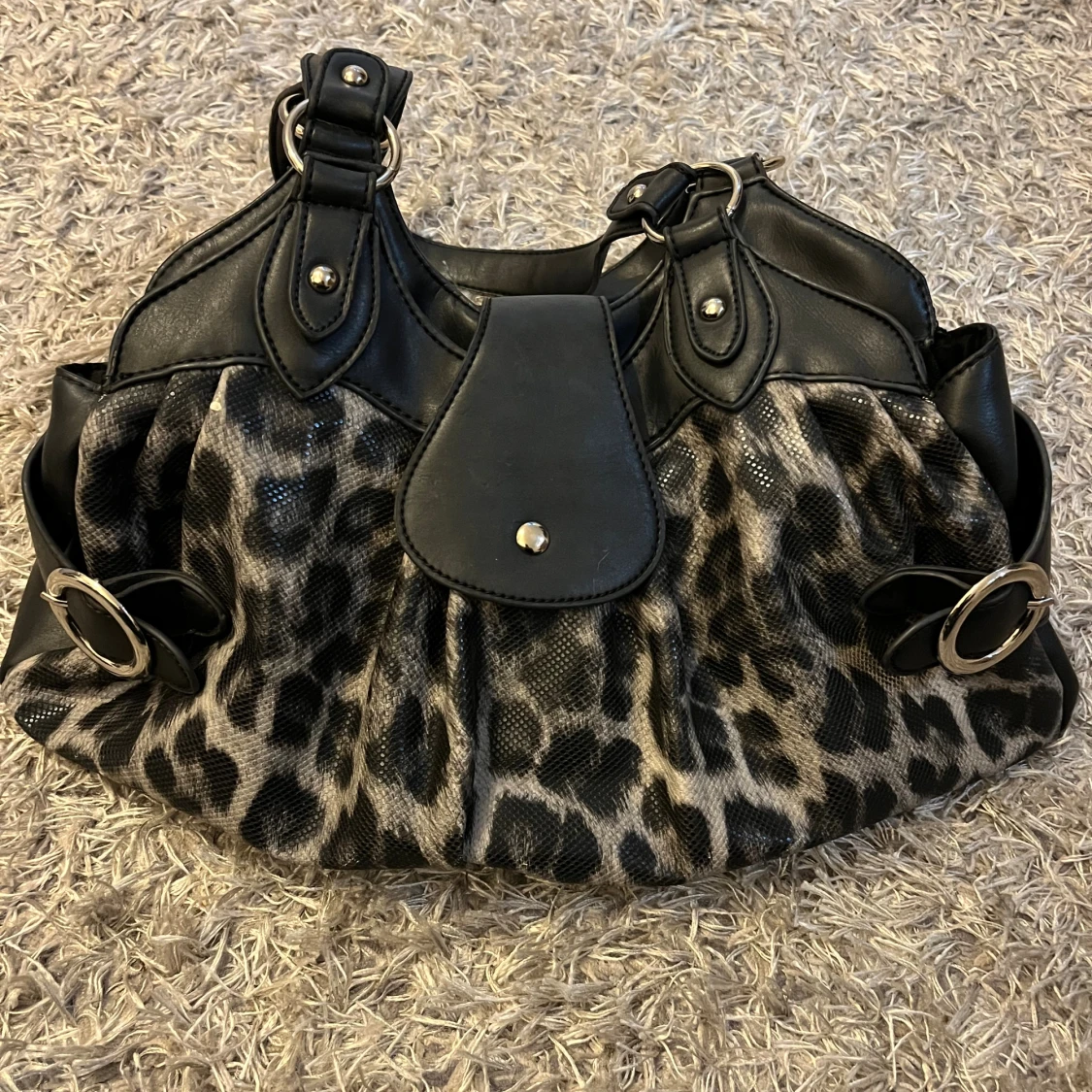 Leopardväska med detaljer