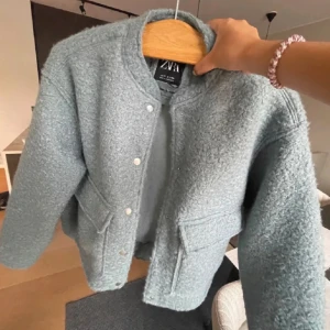 Blå grå kappa Zara - Världens sötaste kappa perfekt till hösten med knappar och fickor❤️❤️ passar s/xs jag är 165❤️❤️❤️