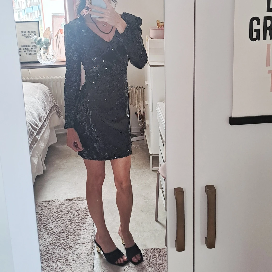 Svart glittrig paljettklänning - 1