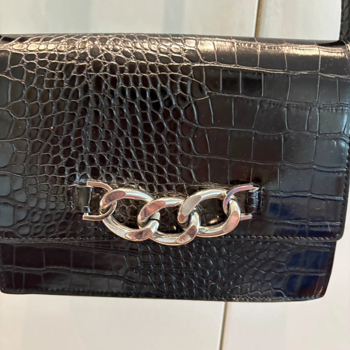 Svart axelväska med kedjedetalj - 1