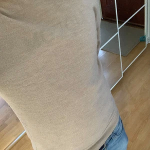 Merinoull tröja - Säljer en riktigt fräsch tröja i 100% merino ull. Inga defekter över huvudtaget och i prima skick. Inte använd jätte många gånger utan helt enkelt fin och redo för nya äventyr.