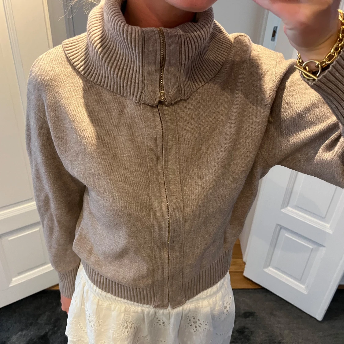 Beige stickad kofta med dragkedja - 2