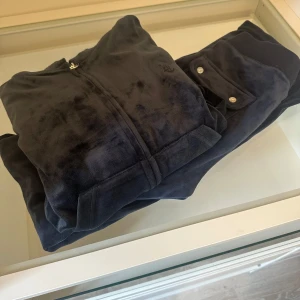 Juicy Couture - Juicy Couture sett i marinblått. Byxa i stl. XXS (passar även xs/s) och kofta i stl. M. 