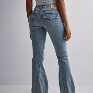 Ljusblåa true religion jeans  - Säljer ett par ljusblå jeans från true religion, använda ett fåtal gånger då dom e lite för lågmidjade för mig. Tredje bilden är en färg fläck, inte orkat ta bort så de kanske inte är omöjligt att få bort.  Priset kan diskuteras men de är bara att skriva om man e intresserad💗