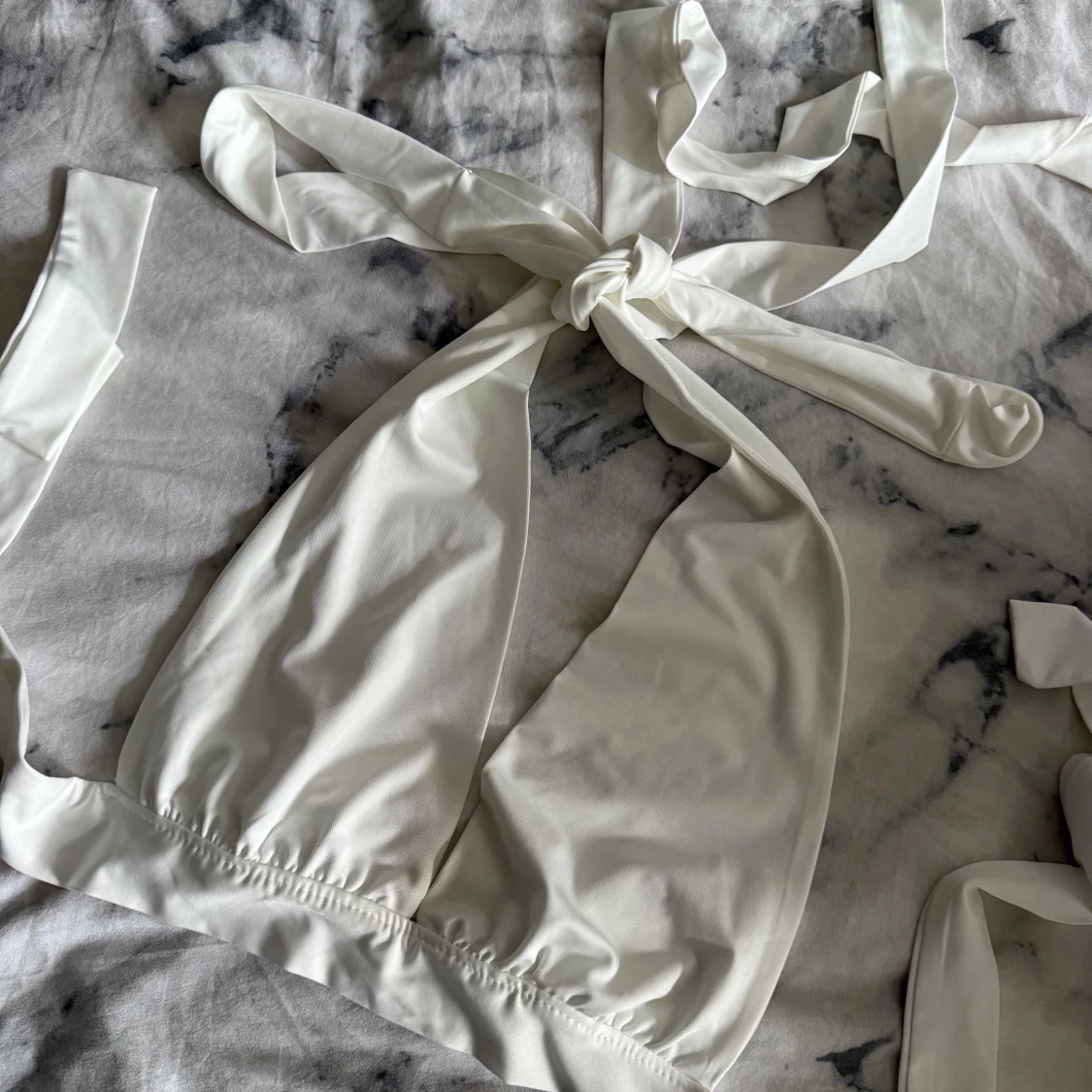 Vit topp med knyt från SHEIN