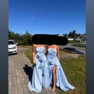 Ljusblå långklänning med slits -    Ljusblå klänning  Storlek 34-36 Pris 3500kr, pris kan diskuteras   Ljusblå klänning  Storlek 36-38 Pris 3500, pris kan diskuteras   Klänningarna har endast använts vid ett tillfälle! 