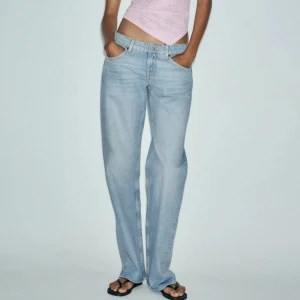 Lågmidjade jeans - Intressekoll på dessa lågmidajde jeans ifrån zara som är helt slutsålda!!💗💗