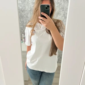 Vit Rick and Morty t-shirt - Säljer en vit t-shirt från H&M med avslappnad passform och tryck av Rick and Morty på bröstet och ryggen. T-shirten är i bomull och har korta ärmar. Perfekt för dig som gillar Cartoon Network och vill ha en chill vibe. Den är knappt använd. Vid frågor hör av dig!