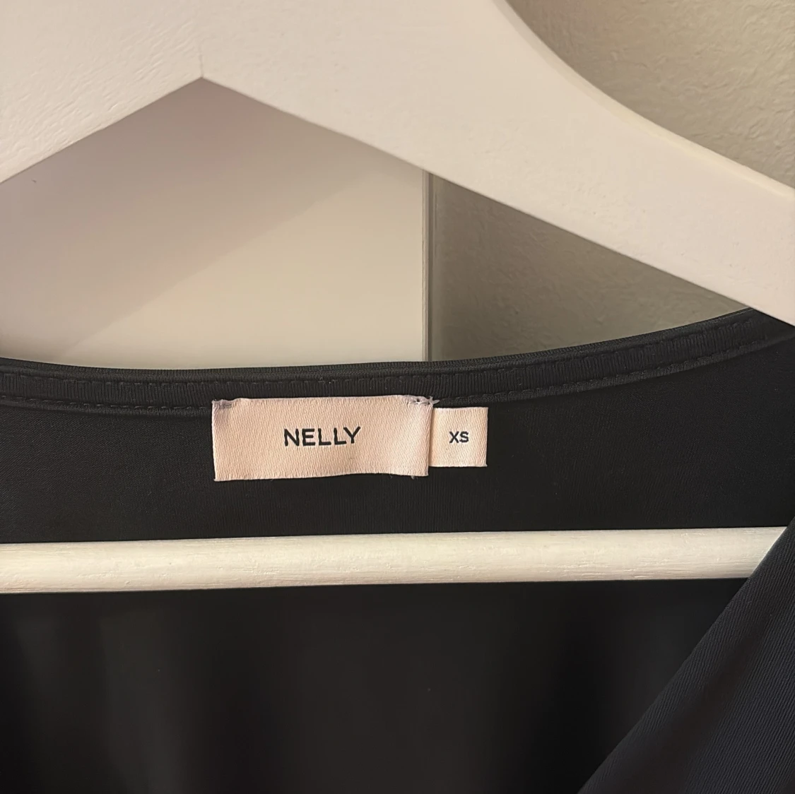Svart v-ringad klänning från Nelly - 2
