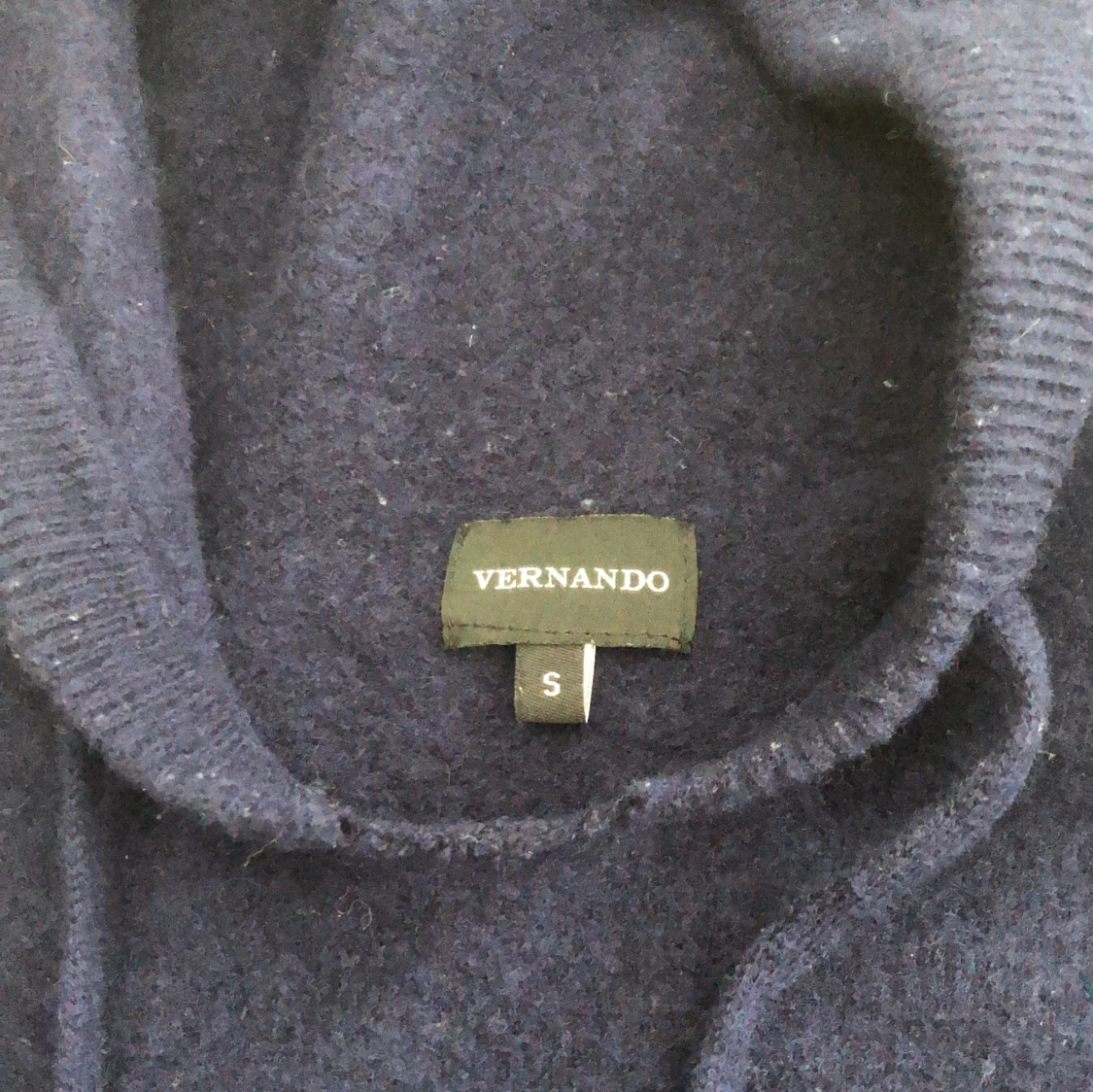 Mörkblå hoodie i kashmir från Vernando - 4