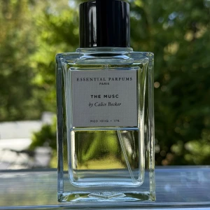The Musc Essential Parfums (Eau de Parfum) - Flaskan är köpt i 2025. Storlek: 100ml, flaskan är runt 99% full, i princip oanvänd. Pris: En flaska på 100ml säljs för 1.015kr på COW Parfymeri. Jag säljer flaskan för 800kr. 200kr rabatt alltså!  Jag säljer även andra parfymer, se andra bilden! 