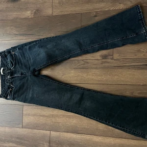 Blåa Bootcut Jeans  - Mörkblå bootcut jeans från GinaTricot i storlek 36. Säljer då de är för korta på mig ✨