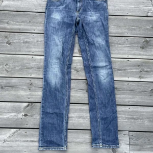 Blå raka jeans från Acne Studios - Snygga blå jeans helt oanvända från Acne Studios med klassisk femficksmodell och raka ben. Jeansen har en cool tvätt med tydliga kontrastsömmar. Perfekta för dig som gillar en tidlös och avslappnad look.