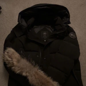 Canada goose Wyndham  - Knappt använd sälj på grund av att den är för stor!