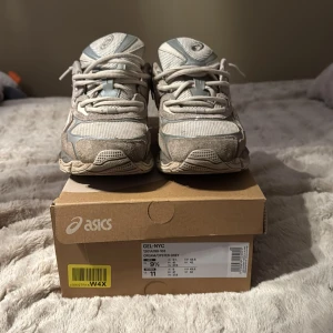 Asics GEL-NYC Cream/Oyster Grey - Säljer ett par Asics GEL-NYC sneakers i färgen Cream/Oyster Grey.  Skorna har använts ett flertal gånger och därför är smutsiga men går att få bort genom rengöring 