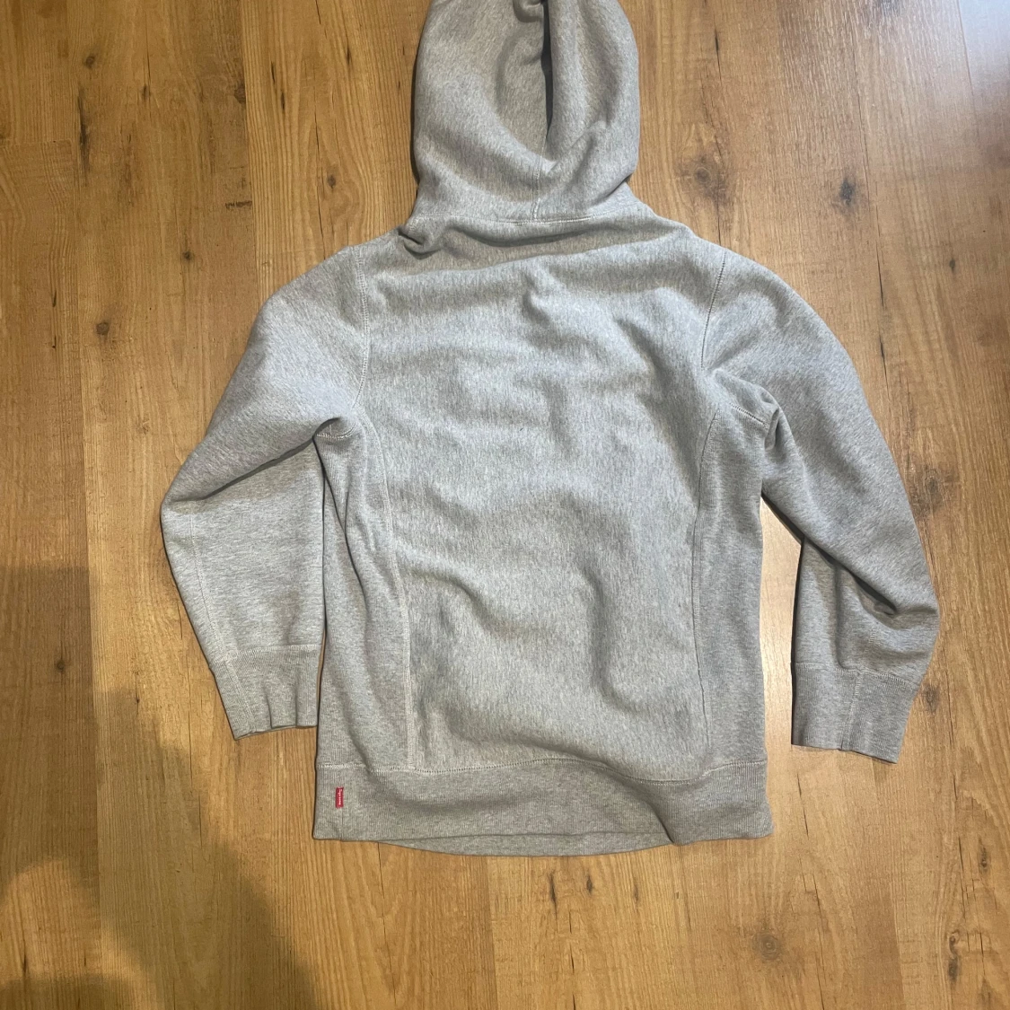 Grå Supreme hoodie med röd boxlogo - 1