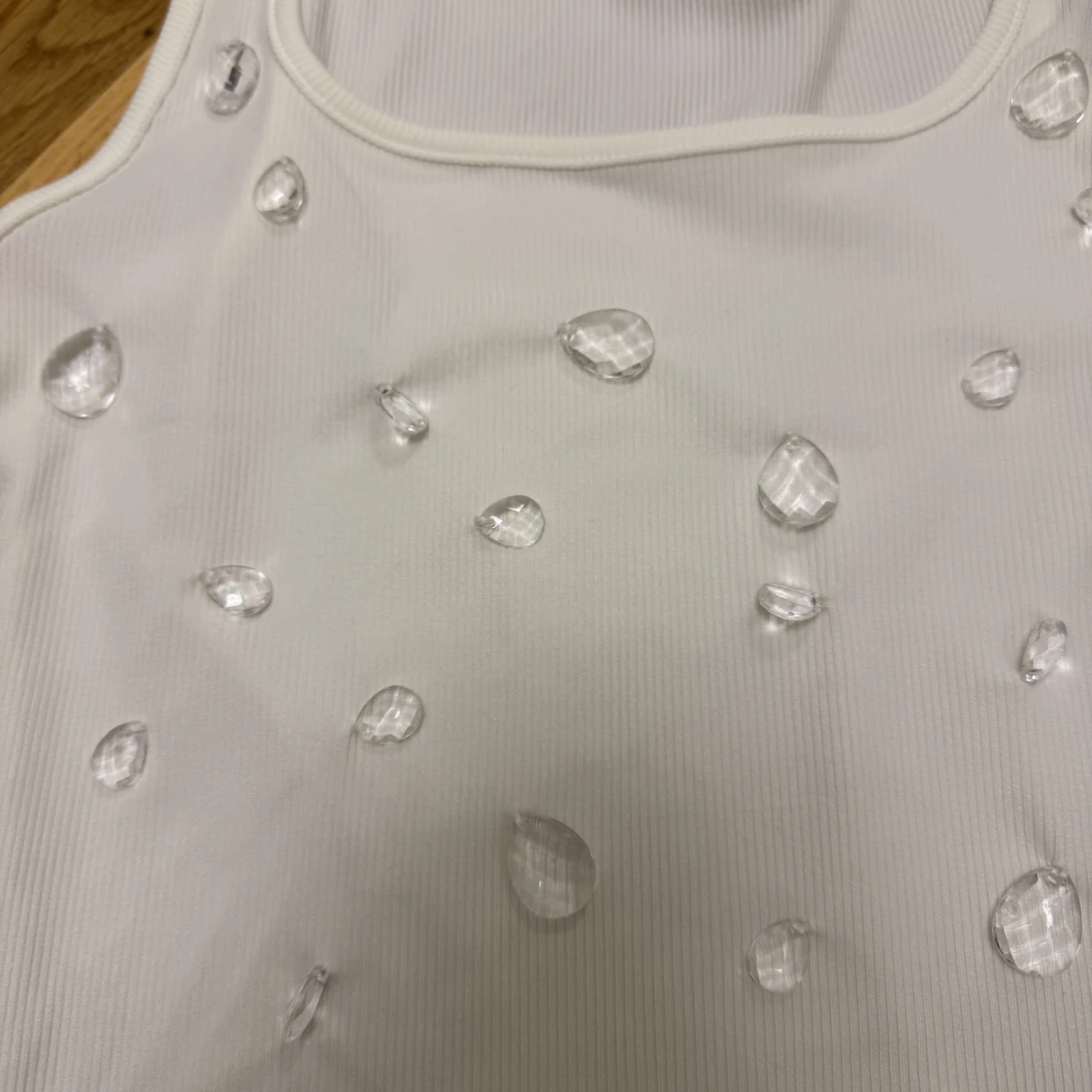 Vit ribbad linnetopp med pärldetaljer - 1