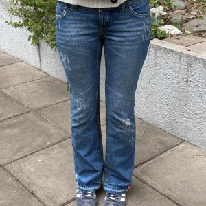 Lågmidjade bootcut jeans - Säljer nu ett par skit snygga jeans, lågmidjade bootcut jeans med coola detaljer. Har använt några få gånger men de är väldigt tajta på mig tyvärr. Köpte av en kompis som köpt på Plick, storlek 36 regular. Midjemått rakt över : 40 cm Innerbenslängden : 83 cm. Jag är ca 177 cm lång och de är lite kort för min smak. Skriv för fler frågor osv. Märket är esprit