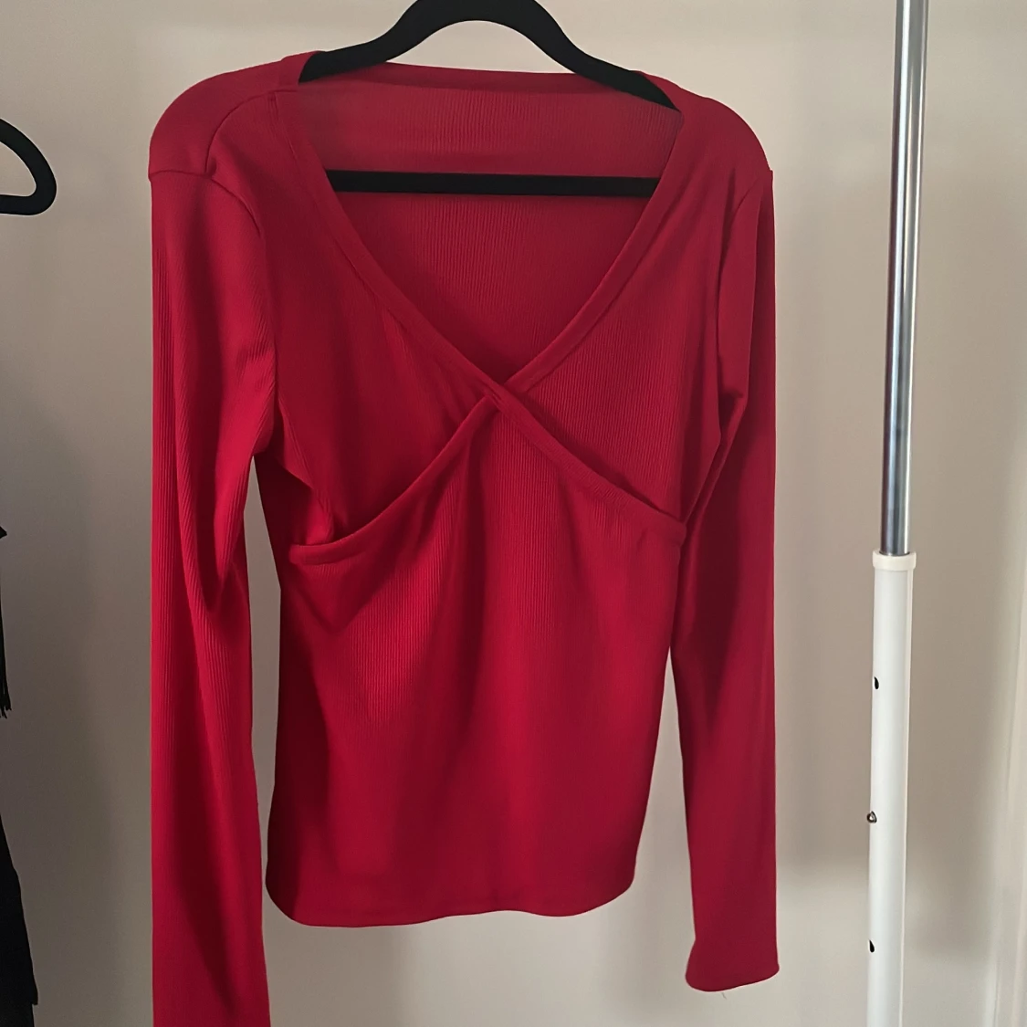 Röd omlottopp med ribbad struktur