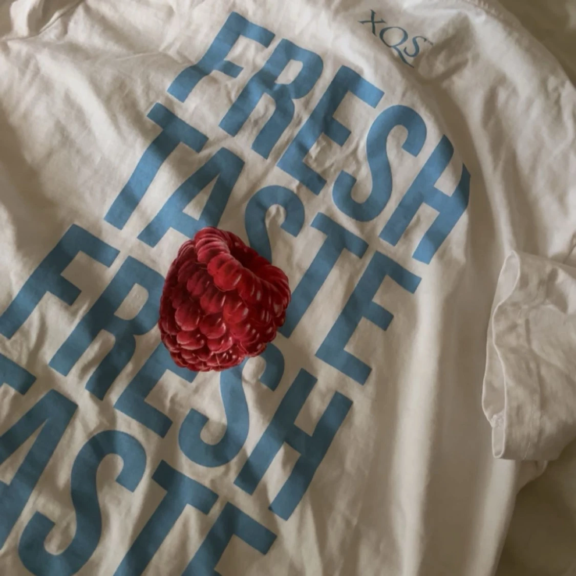 Vit XQS t-shirt med färggrafiskt tryck - 1