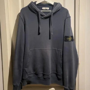 Stone Island Hoodie - Tja! Säljer denna stilrena Stone Island hoodien i ett exceptionellt skick (9,5/10). Storlek M! Sjukt fräsch, eftertraktad färg. Hör av dig vid eventuella funderingar!🙌🏽