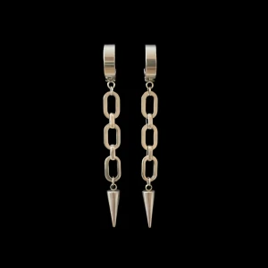 Långa kedjeörhängen med spikes - Snygga örhängen i silverfärgad metall med kedjelänkar och coola spetsdetaljer längst ner. Perfekta för dig som vill sticka ut och addera en edgy vibe till din stil.