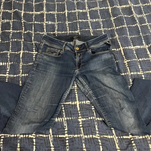 Blå jeans från Replay - Säljer dessa snygga replay jeans, snabb affär sker vid bra prisförslag, passar perfekt för någon som är 174 upp till 177 cm lång!