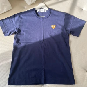 Cdg Tisha - Borde passa dig runt 175 cm, slim/regular i passformen, måtten finns på sista bilden! Skick 9/10, sparsamt använd och inga märkbara defekter. Hör gärna av dig vid frågor! 🙌🙌