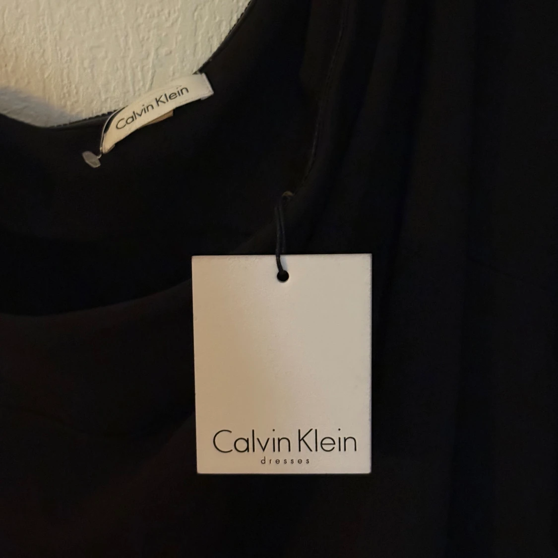 Svart oneshoulder klänning Calvin Klein - 1