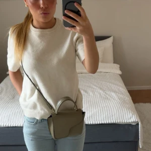 Vit basic stickad T-shirt  - Kommer inte till användning längre