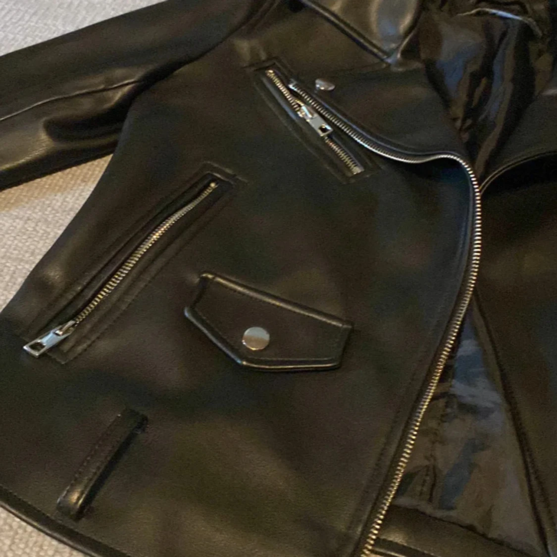 Svart skinnjacka från Zara - 3