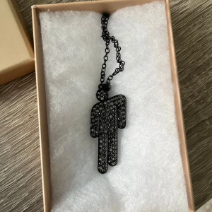 Billie Eilish bloshs halsband - Original Billie eilish bloshs halsband som är köpt från hennes sida, knappast använd och är i super bra skick. Lådan den kom i kommer med ifall man köper 💗den kostade ungefär 2700kr när jag köpte den 💕