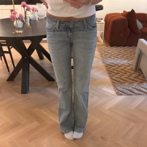 Ljusblå bootcut jeans från Weekday - Säljer ett par ljusblå Weekday jeans med klassisk femficksdesign och bootcut passform. Jeansen har låg midja och är nya från butik. 