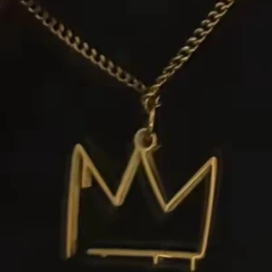 Intressekoll!! - Säljer detta hov1 halsbandet i guld. INTE MINA BILDER!!! Skriv om ni vill ha bild på halsbandet så skickar jag. Min kompis fångade halsbandet som Dante kastade på Gärdet så det är väldigt speciellt så kom med prisförslag🥰