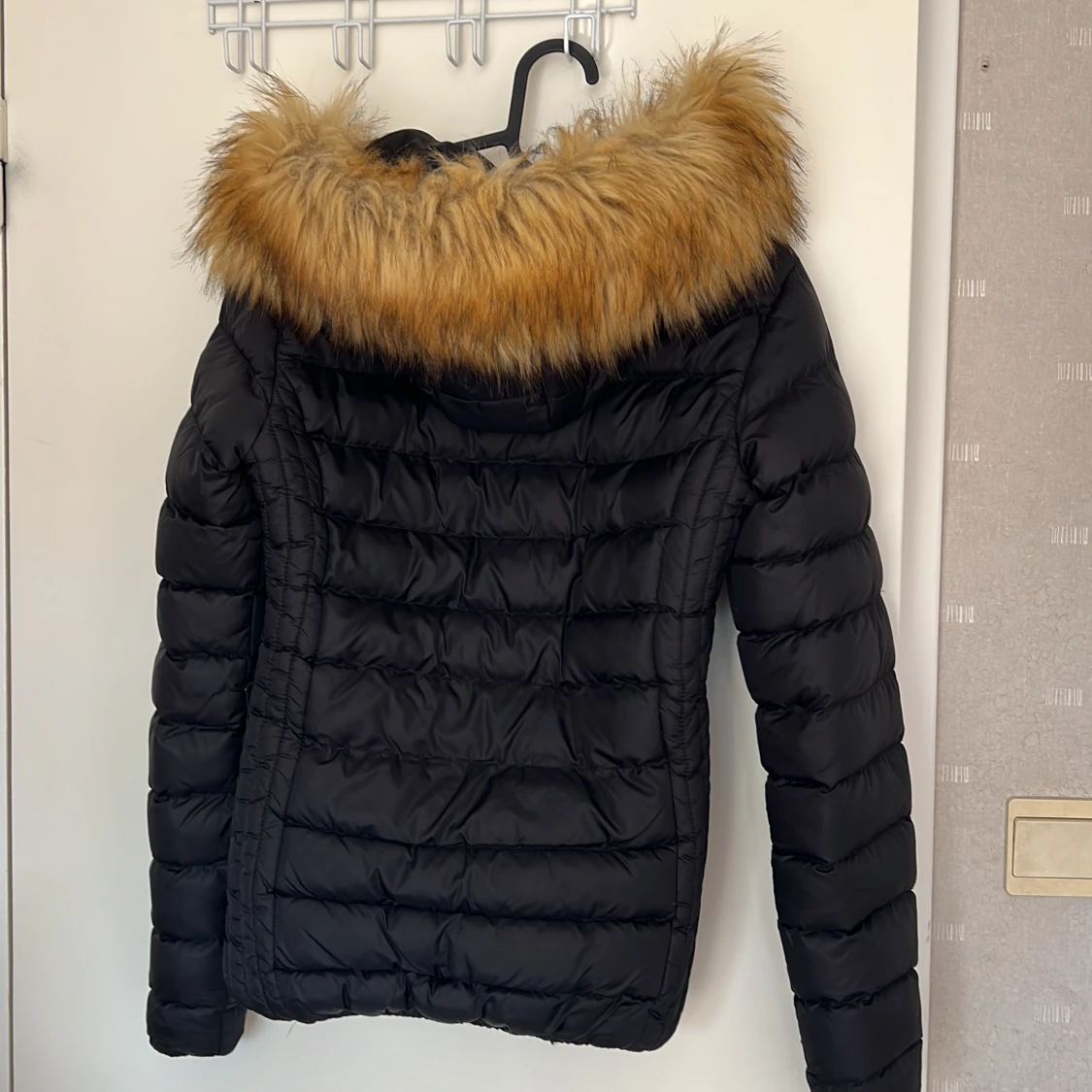 Svart dunjacka med fuskpäls från Vinson - 1