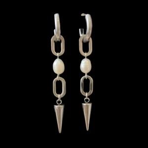 Långa örhängen med pärlor och spikes - Unika örhängen i silverfärg med kedjelänkar, vita pärlor och coola konformade spikes längst ner. Perfekt statement-accessoar för dig som vill sticka ut med en edgy men ändå elegant stil.